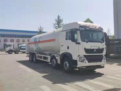 重汽前四后八气罐车